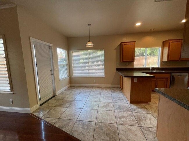 Building Photo - Large Open 4 Bedroom