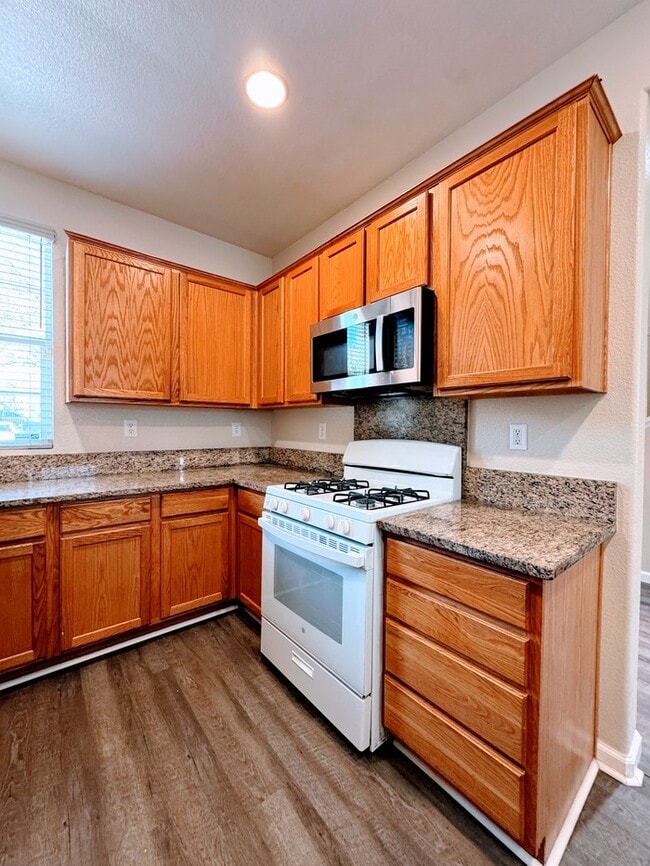 Building Photo - 3BR SFR w/ Tandem Garage & Fenced Yard near Boxwood St