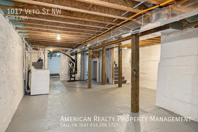 Building Photo - 1017 Veto St NW