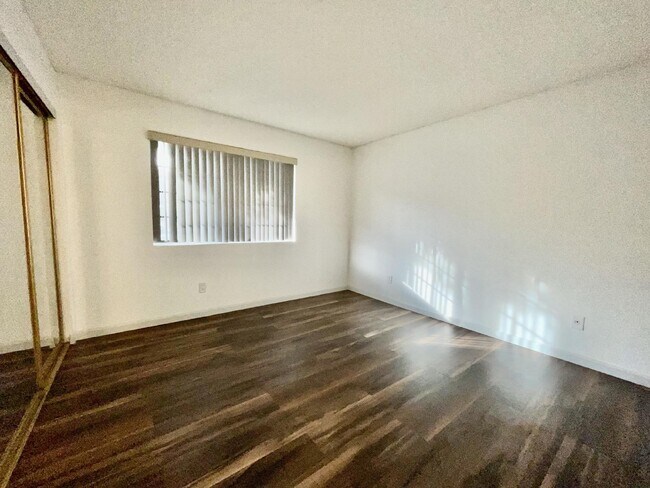 Building Photo - Gated community with a pool, 2 bed 1 bath