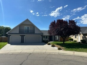 Building Photo - 943 Mount Hood Pl N