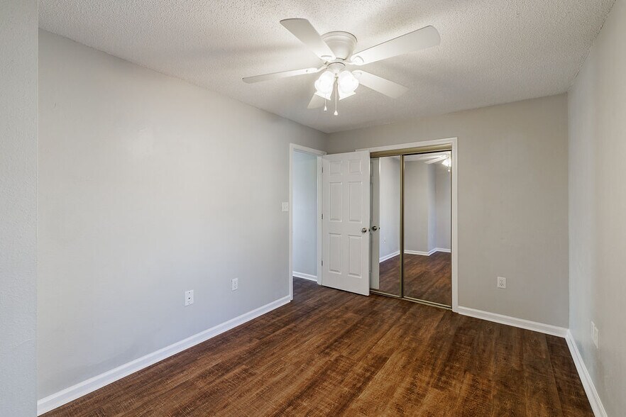 Building Photo - 138 welch Place, unit 4