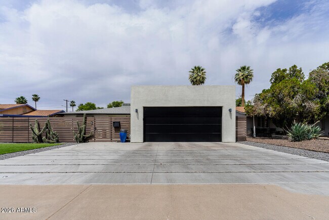 Building Photo - 2220 E Weldon Ave