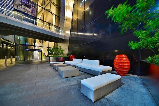 Building Photo - Veer Towers 2210E-CityCenter Views from th...