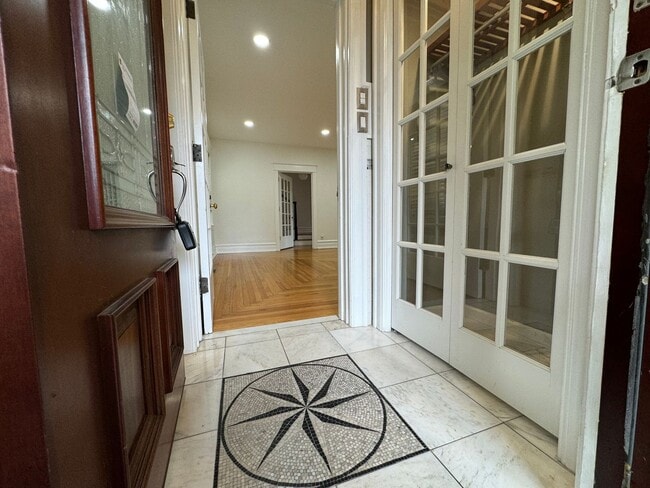 Building Photo - STUNNING FIVE BEDROOM/ THREE AND A HALF BATH WEST END HOME