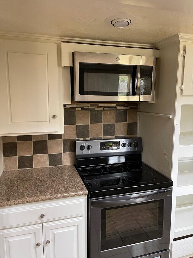 Building Photo - 7204 N Norman Rd