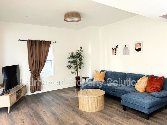 Building Photo - 2827 E 5th Ave