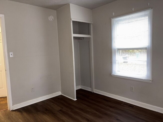 Building Photo - 2 Bedroom, 1 Bathroom House in High Point!