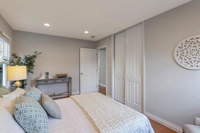 Building Photo - 354 Dana St