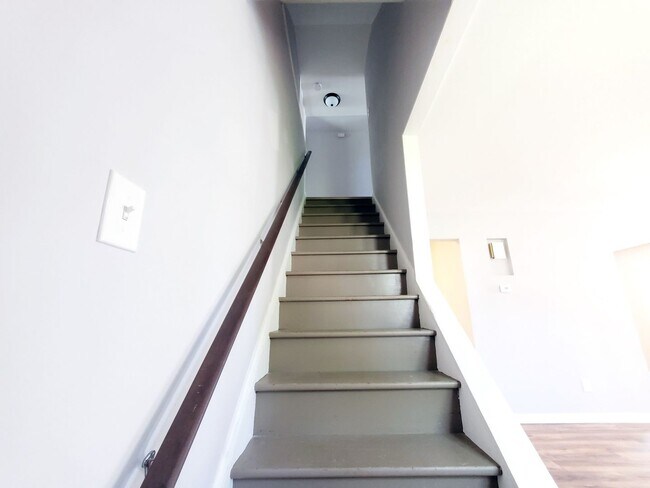 Building Photo - 3 Bed - 1 Bath Cape Cod for Rent in Euclid