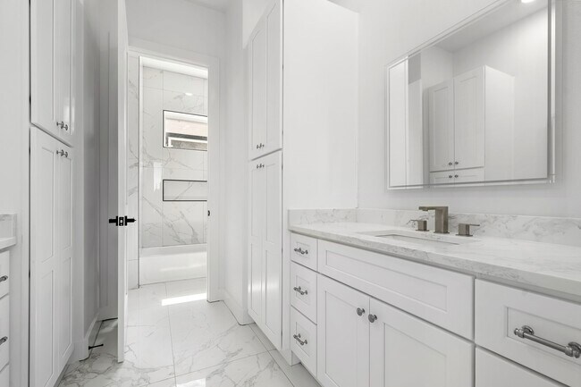 Building Photo - 406 E 33rd St