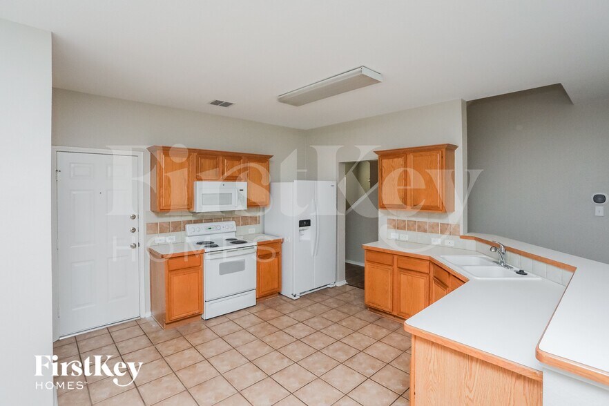 Building Photo - 3025 Meadowbrook Dr