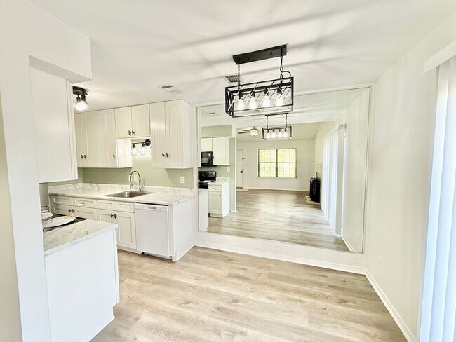 Building Photo - 4424 Bellview Ave