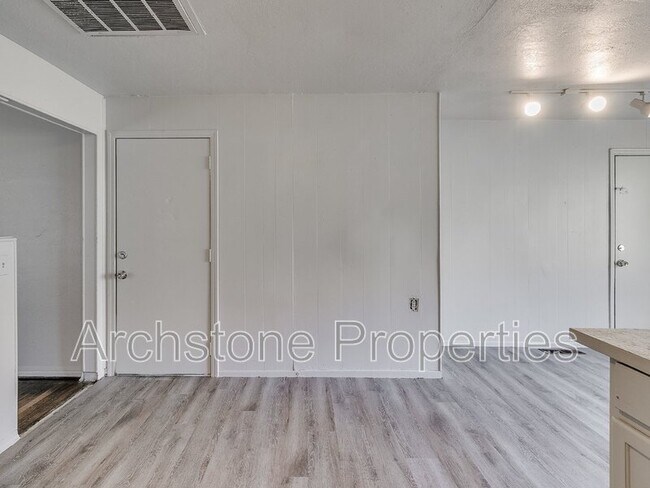 Building Photo - 937 N Locust Ln