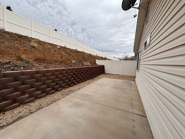 Building Photo - DARLING TOWNHOME FOR RENT IN HURRICANE!