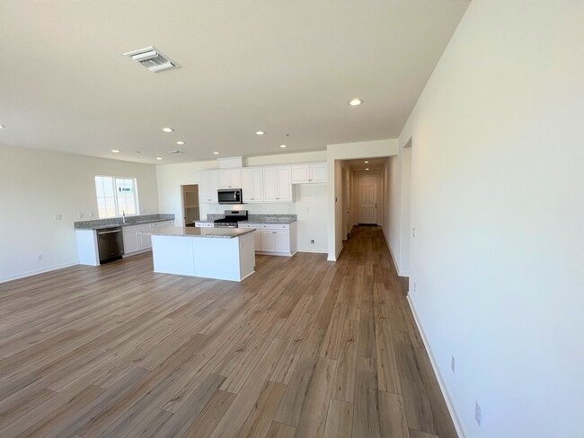 Building Photo - Beautiful Single Story 3 Bedrooms, 2 Bathr...