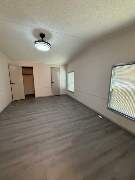 Building Photo - 535 Pendleton Dr