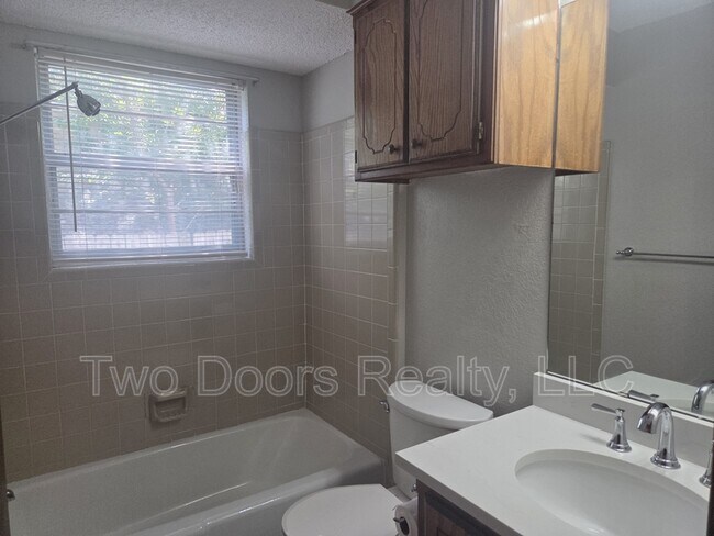 Building Photo - 663 W Perry Dr