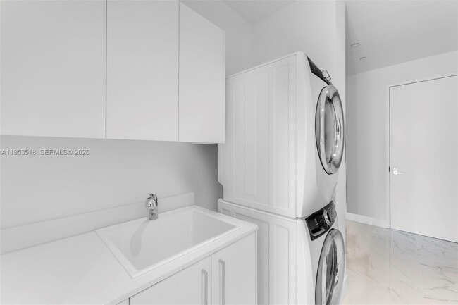 Building Photo - 15701 Collins Ave