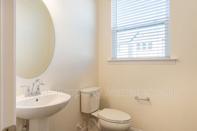 Building Photo - 1556 Cedar Tree Dr