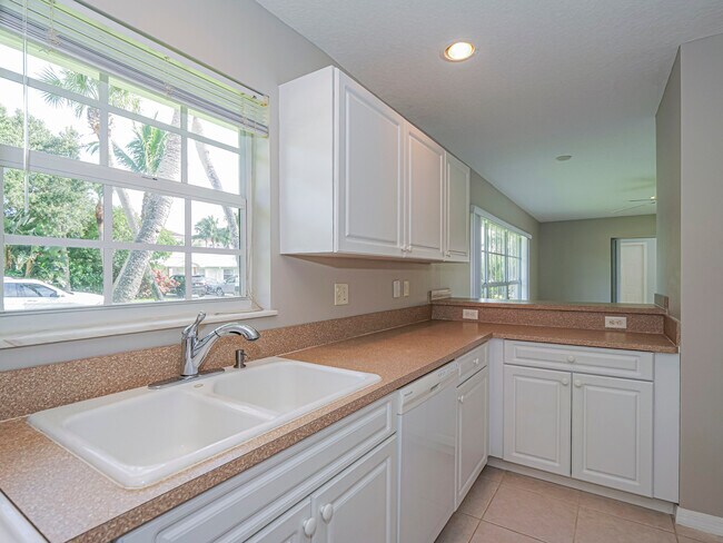 Building Photo - 922 Pirate Cove Ln