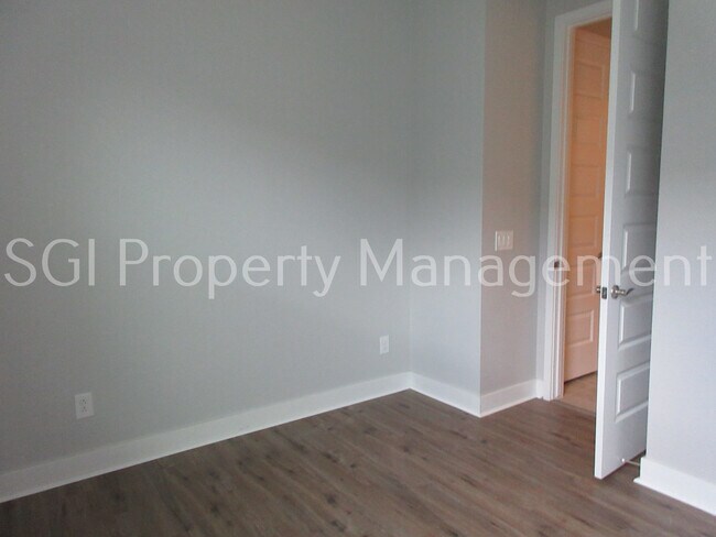 Building Photo - Stunning home with pool ready for move in