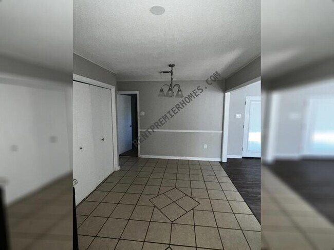 Building Photo - 404 Live Oak Dr