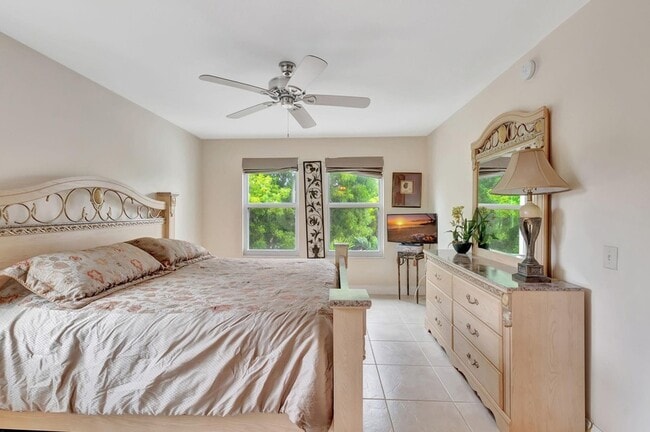 Building Photo - 923 Villa Cir