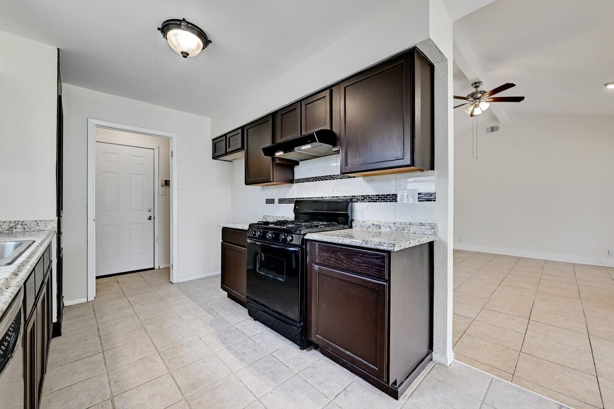 Building Photo - 509 Greenway Dr
