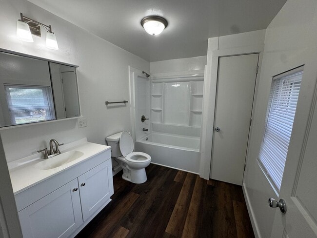 Building Photo - Available Now! 4 Bedroom Moline Rental, Pe...