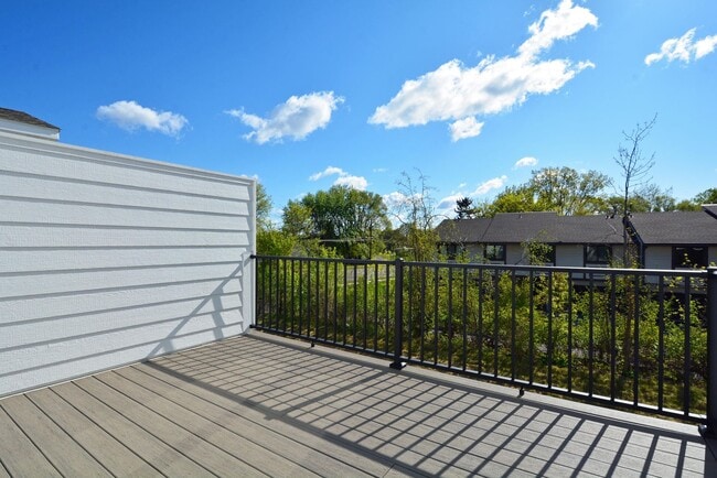 Building Photo - New Construction Townhouse Available Now in Roseville!