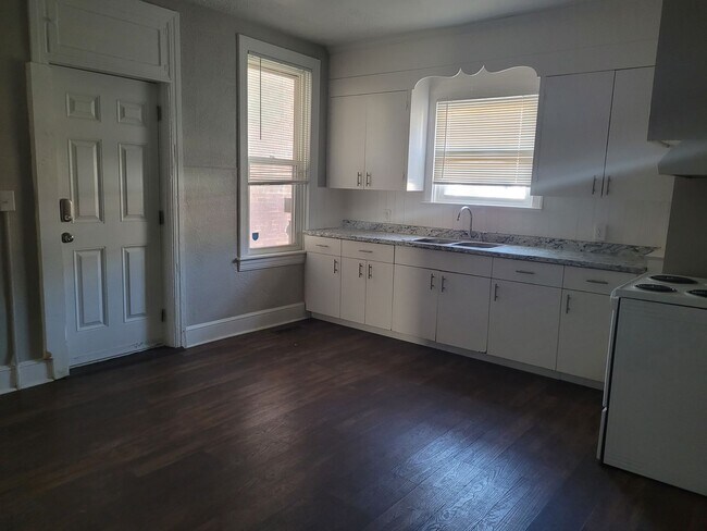 Building Photo - 257 E College Ave