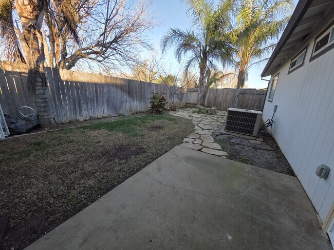 Building Photo - 303 Pinon Way