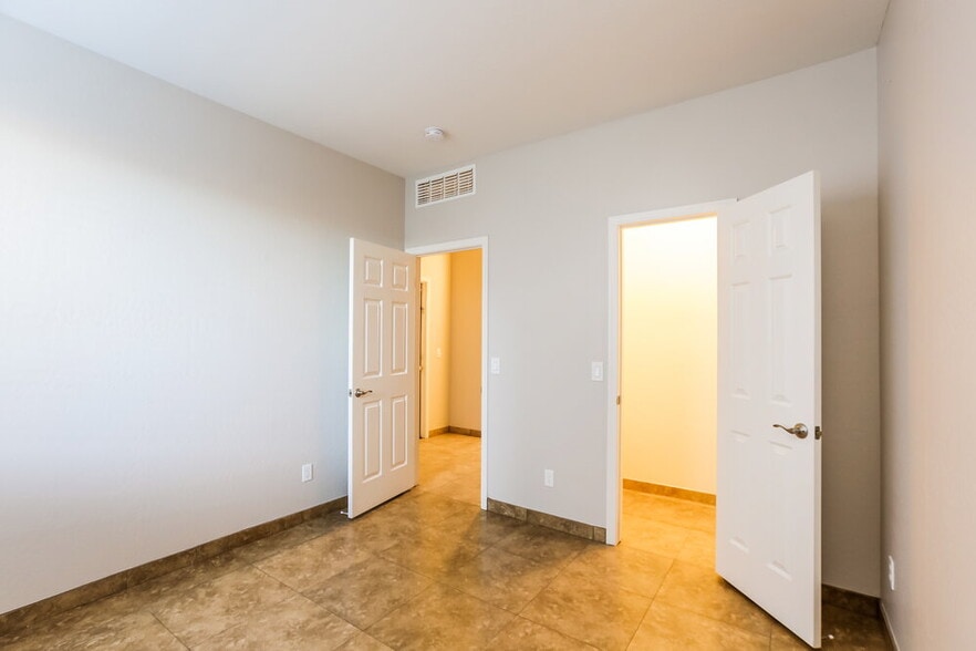 Building Photo - 3014 W Donner Dr