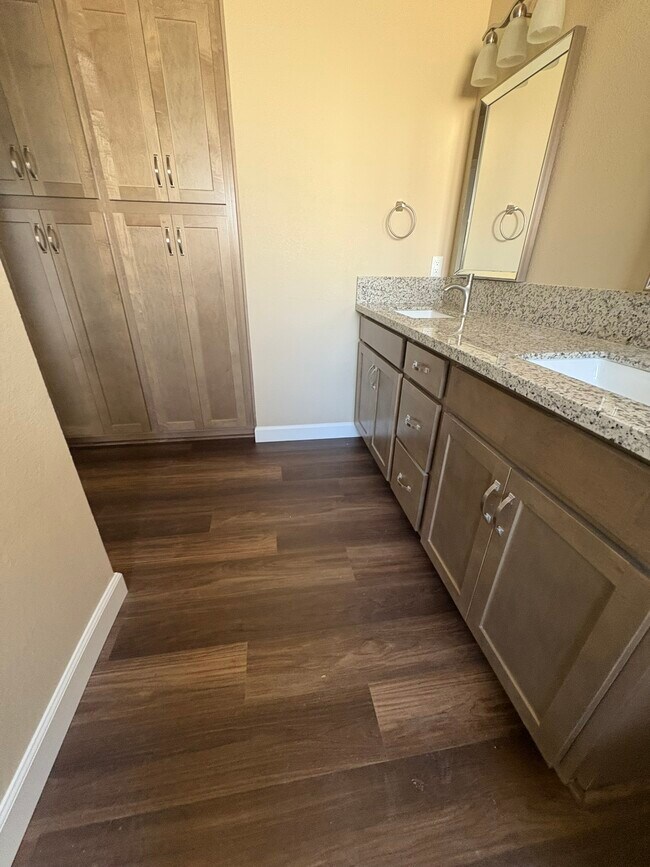 Building Photo - 5095 W Kadota Ave