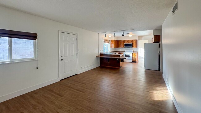 Building Photo - Move-In Ready 3-Bedroom with Pool / Lawn and Pool Service Included!