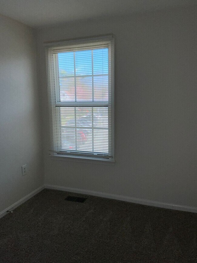 Building Photo - Very well maintained 3 bedroom 2 full 1 half bath town home located in the desired Stonebridge Co...