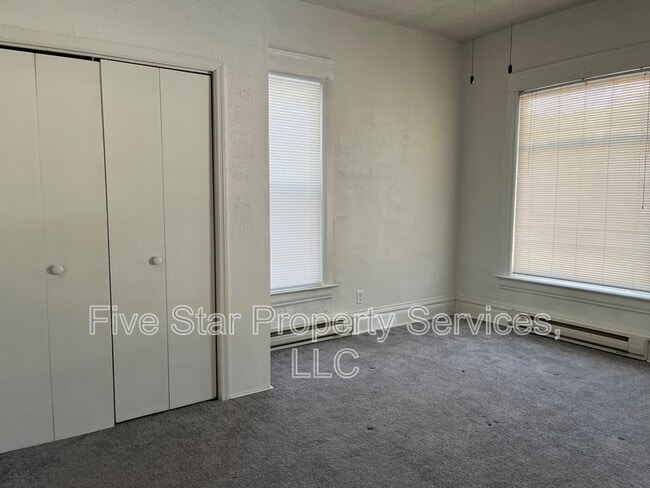 Building Photo - 400 W Allen St