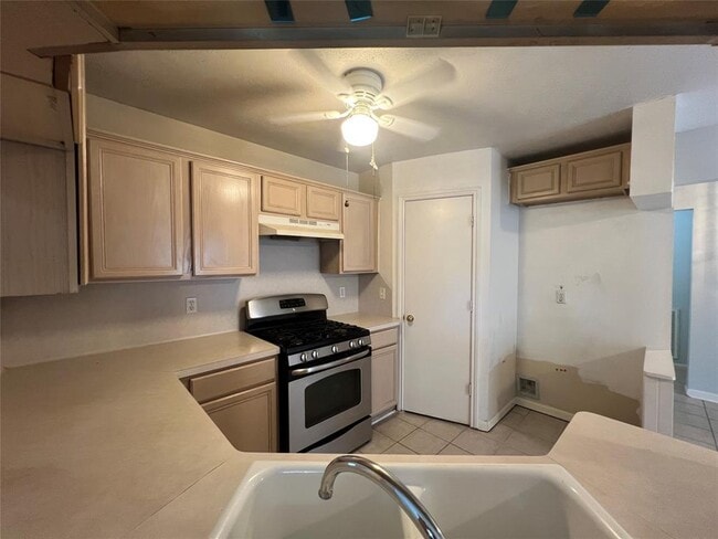 Building Photo - 7430 Village Lake Dr