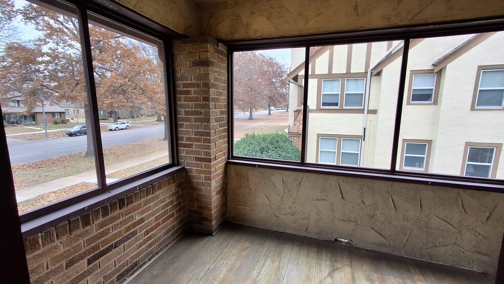 Building Photo - 417 E Meyer Blvd