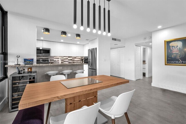 Building Photo - 780 NE 69th St