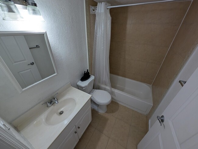 Building Photo - 1720 NW N River Dr