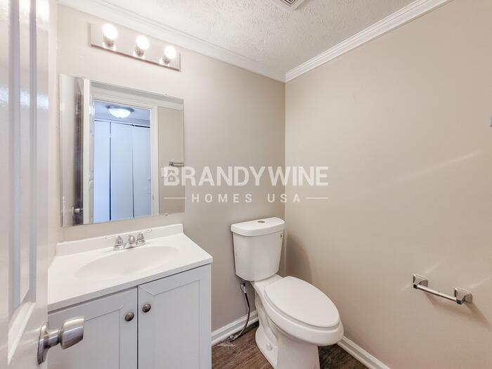 Building Photo - 605 Woods Crossing Ln