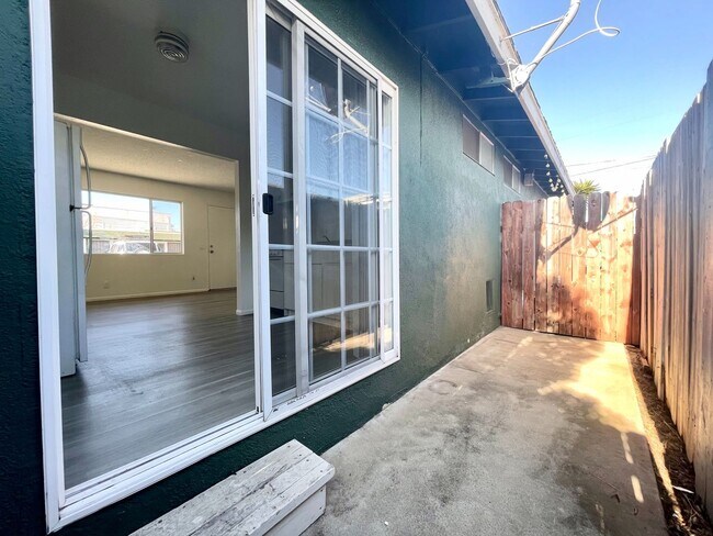 Building Photo - Studio West of PCH!