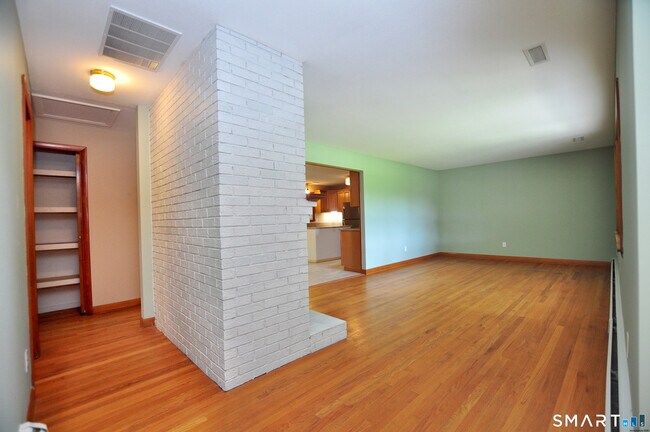 Building Photo - 84 Holcomb St