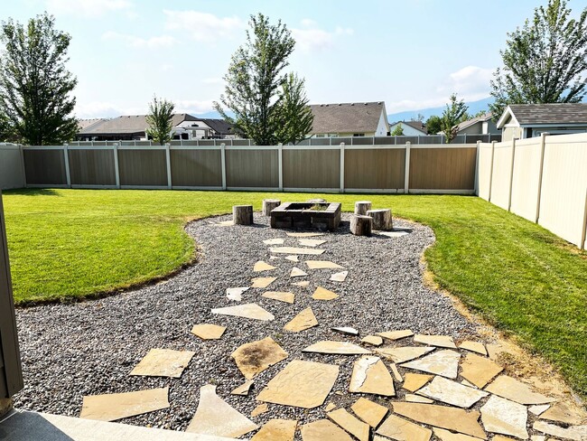 Building Photo - Beautiful 3 Bedroom, 2.5 Bath Two-Story Home with Office in Post Falls