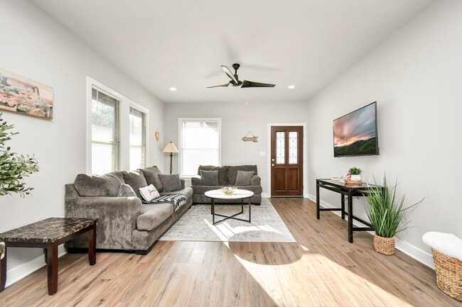 Building Photo - 1326 Hussion St