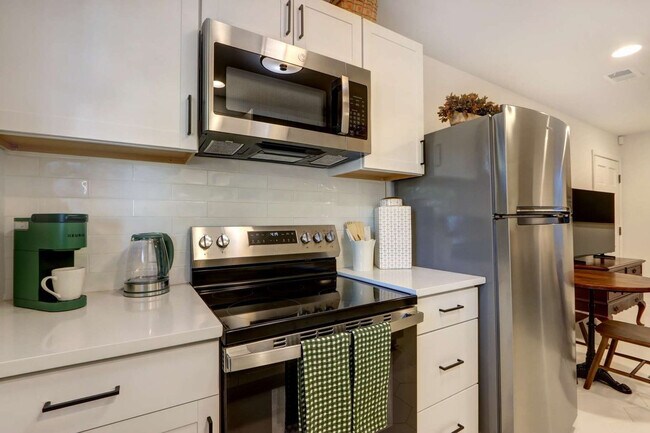 Building Photo - 306 E Victory Dr