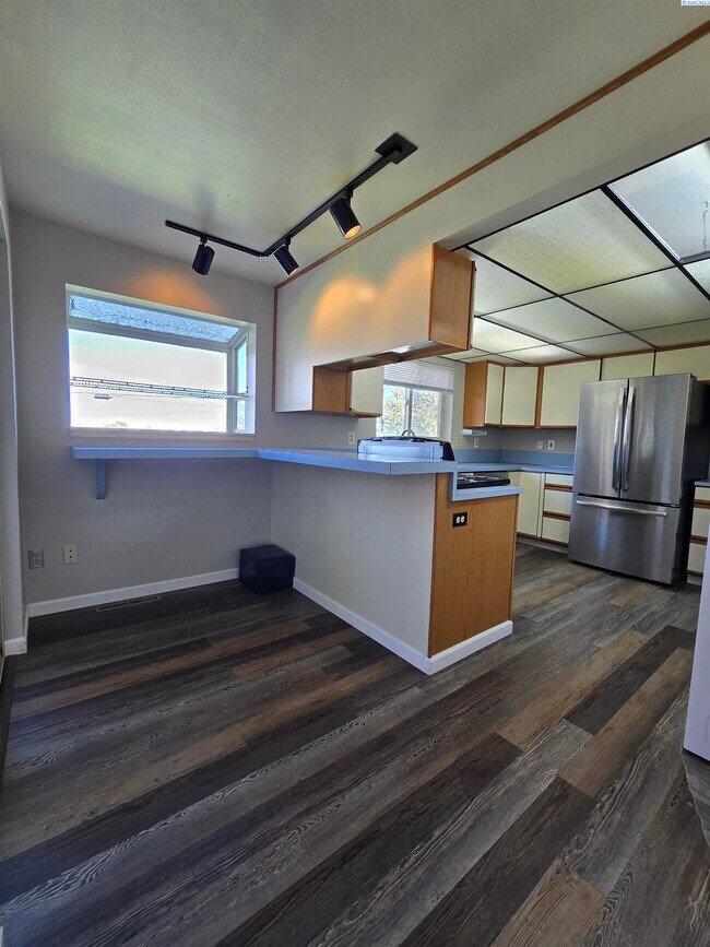 Building Photo - Landscaping Included