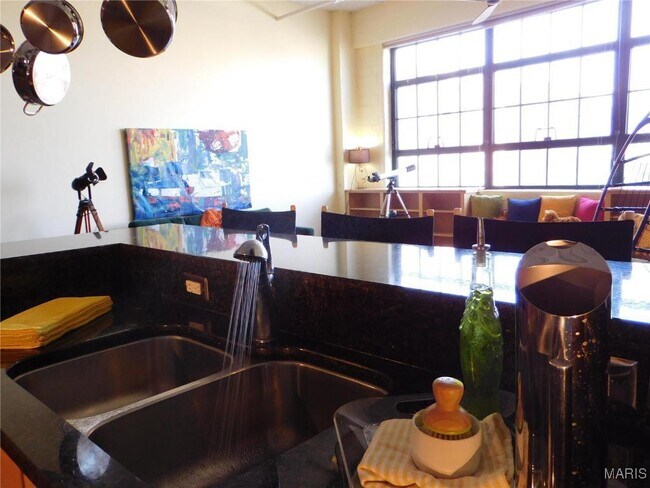 Building Photo - 701 N 15th St